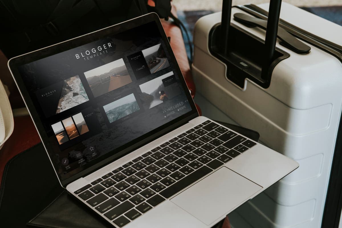 Laptop mit Website-Darstellung